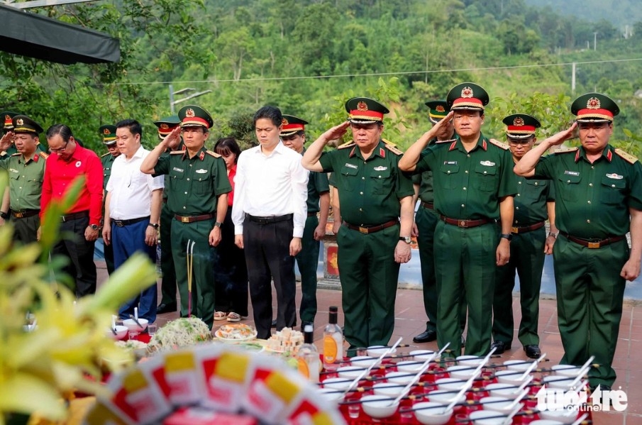 Các đại biểu dành một phút mặc niệm tưởng nhớ đến các anh hùng liệt sĩ - Ảnh: NGUYỄN KHÁNH
