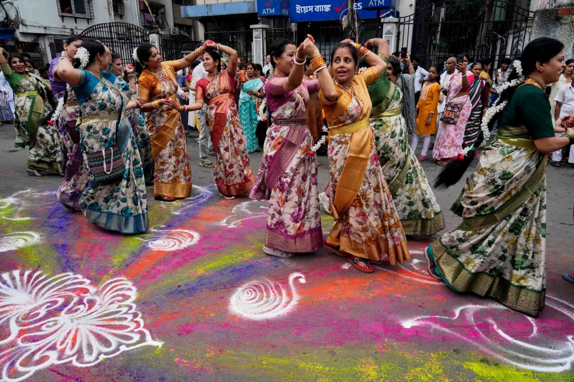 Những tín đồ Hindu biểu diễn trên đường phố trong suốt lễ rước Rath Yatra ở Kolkata.