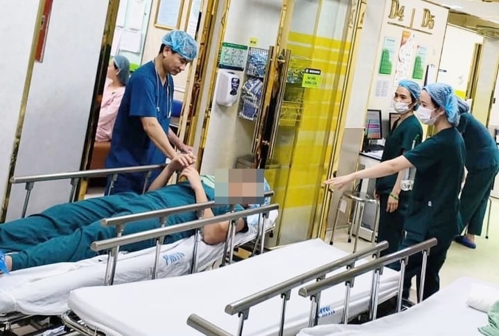 Vừa đón con chào đời, người chồng phải nằm cáng rời phòng mổ. (Ảnh: BSCC)