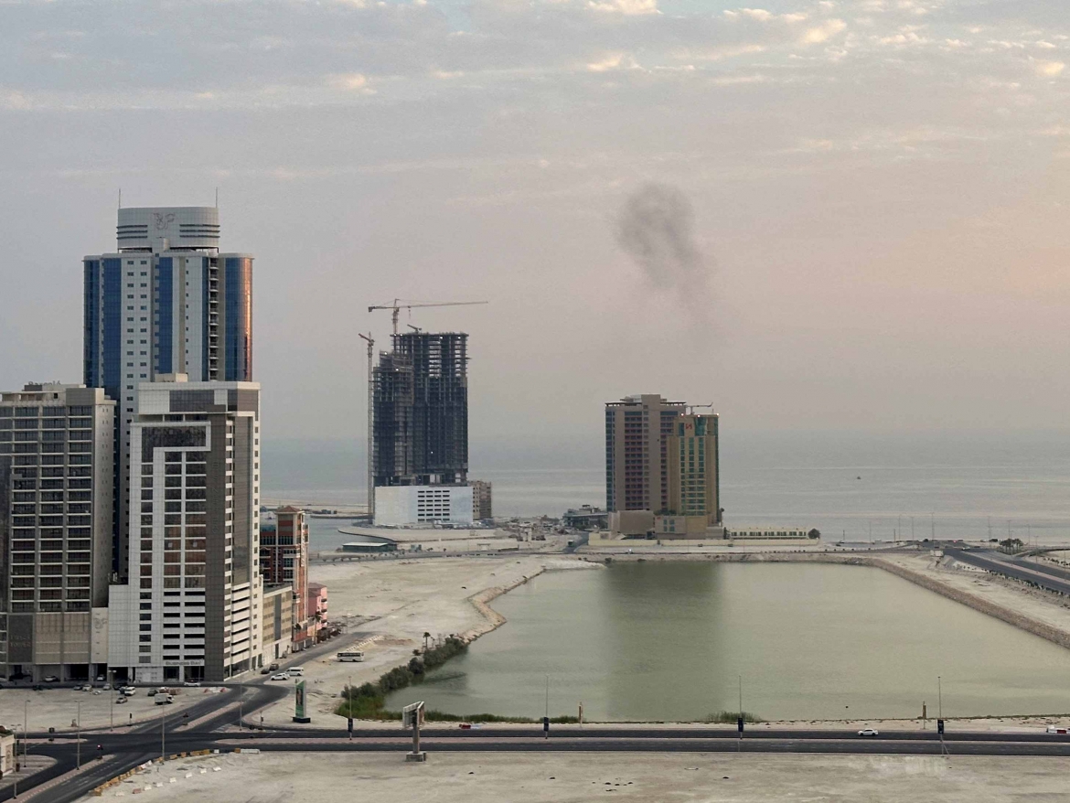 Khói bốc lên sau khi một UAV của Iran bị tiêu diệt rạng sáng ngày 14/7 tại Manama, Bahrain (Ảnh: Reuters)