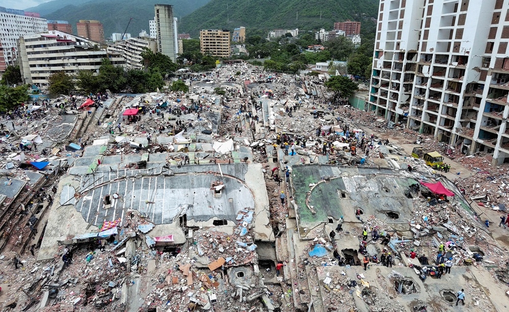Nhiều tòa nhà cao tầng bị hư hại và trở thành đống đổ nát sau trận động đất kép xảy ra ngày 24/6 tại La Guaira, Venezuela. Ảnh: Reuters