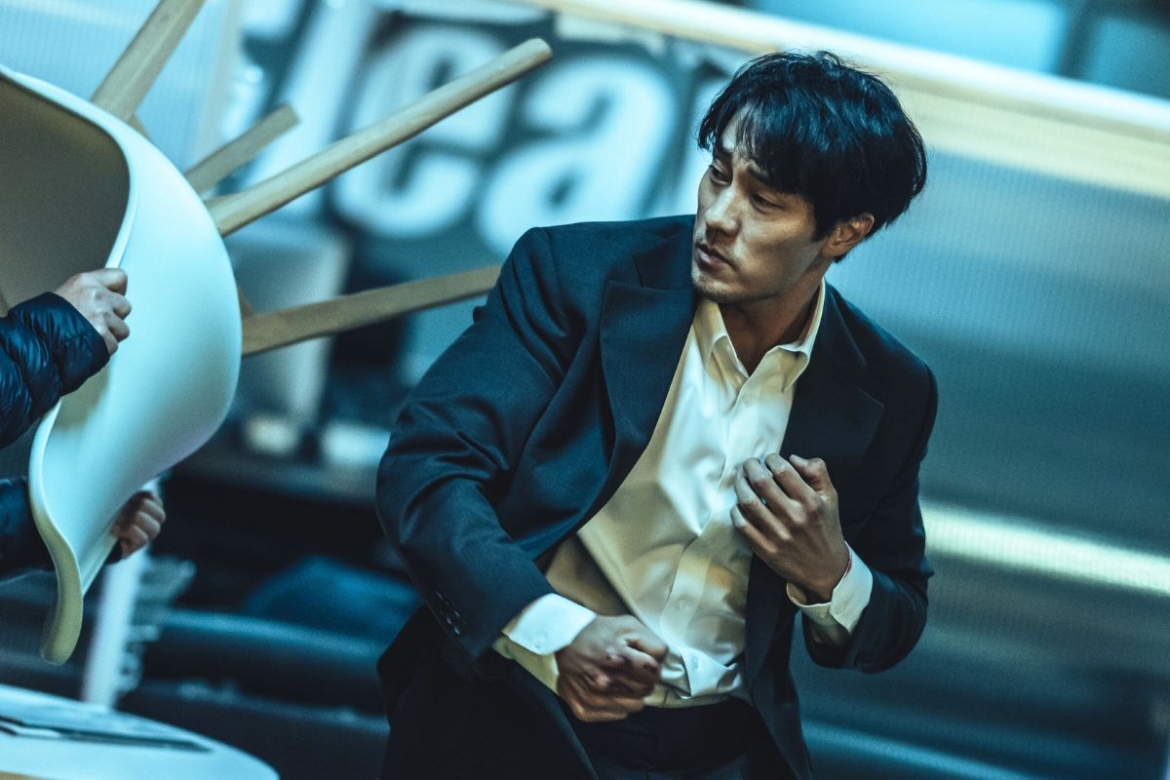 Hình tượng người cha cựu điệp viên trong "Agent Kim Reactivated" được đánh giá là một trong những vai diễn ấn tượng của So Ji Sub. (Ảnh: Instagram)