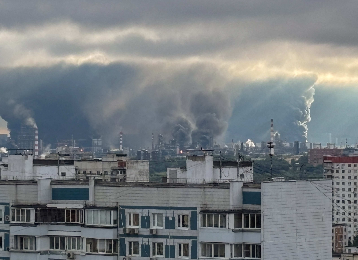 Những cột khói dày đặc kèm theo ngọn lửa bốc lên từ một nhà máy lọc dầu ở Moscow, Nga sau vụ tấn công bằng UAV của Ukraine hôm 18/6 (Ảnh: Reuters)