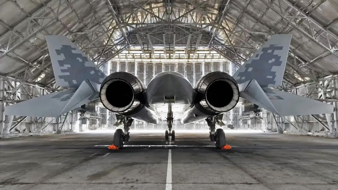 Hình ảnh nhìn từ phía sau của chiếc Su-57 cho thấy 2 tên lửa bên dưới cánh cũng như cụm thiết bị định vị tiêu điểm bên dưới vỏ động cơ bên trái. Nguồn: X