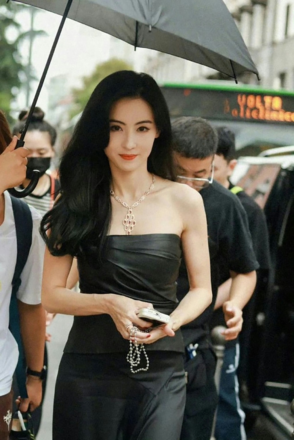 Trương Bá Chi tiếp tục theo đuổi sự nghiệp giải trí và tập trung chăm sóc 3 con trai. (Ảnh: Sohu)