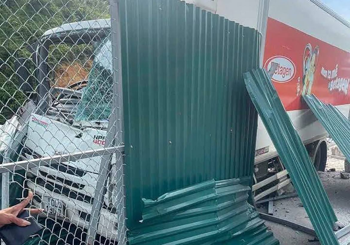 Tài xế điều khiển xe tông thẳng vào hộ lan dẫn đến tử vong tại chỗ. Ảnh: Van Phuc