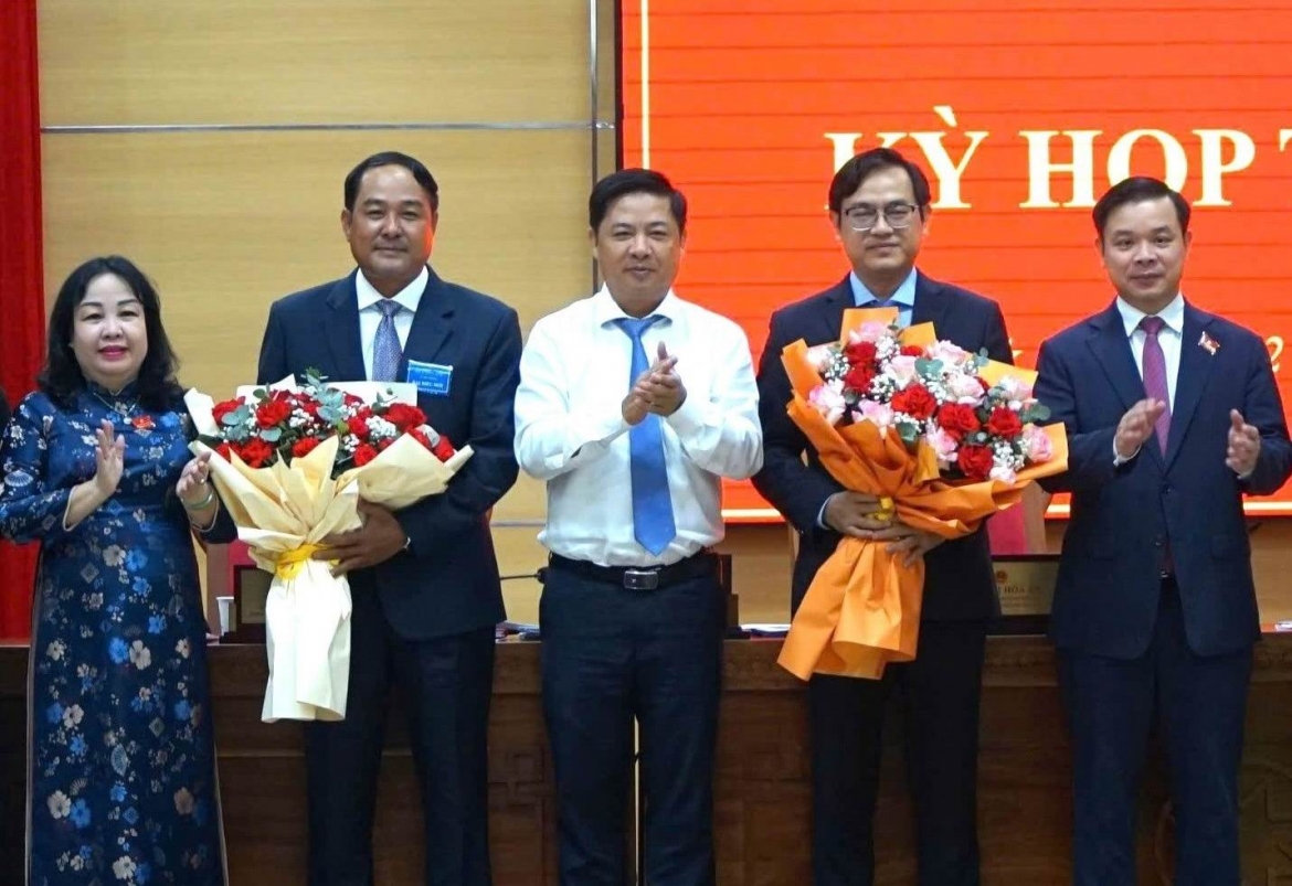 Tân Phó Chủ tịch UBND tỉnh Đắk Lắk Y Nhuân Byă (thứ 2 từ trái qua). Ảnh: chinhphu.vn