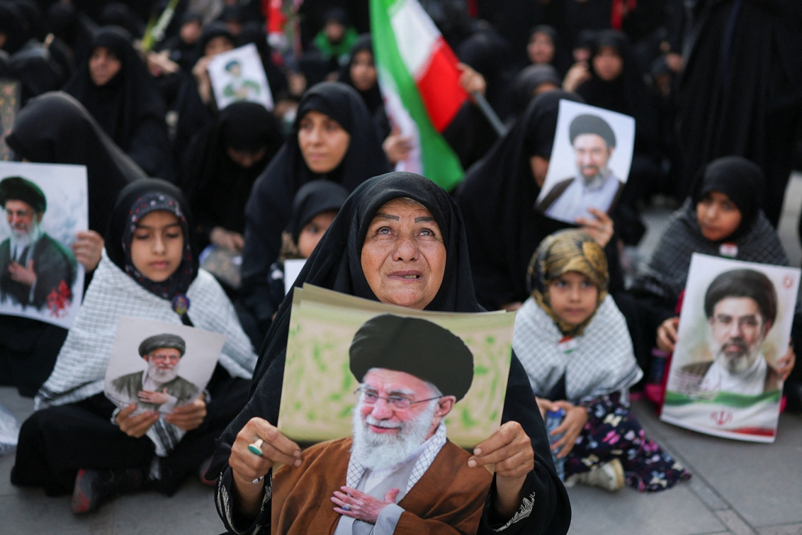 Người dân Iran đến viếng lễ tang. Ảnh: Reuters
