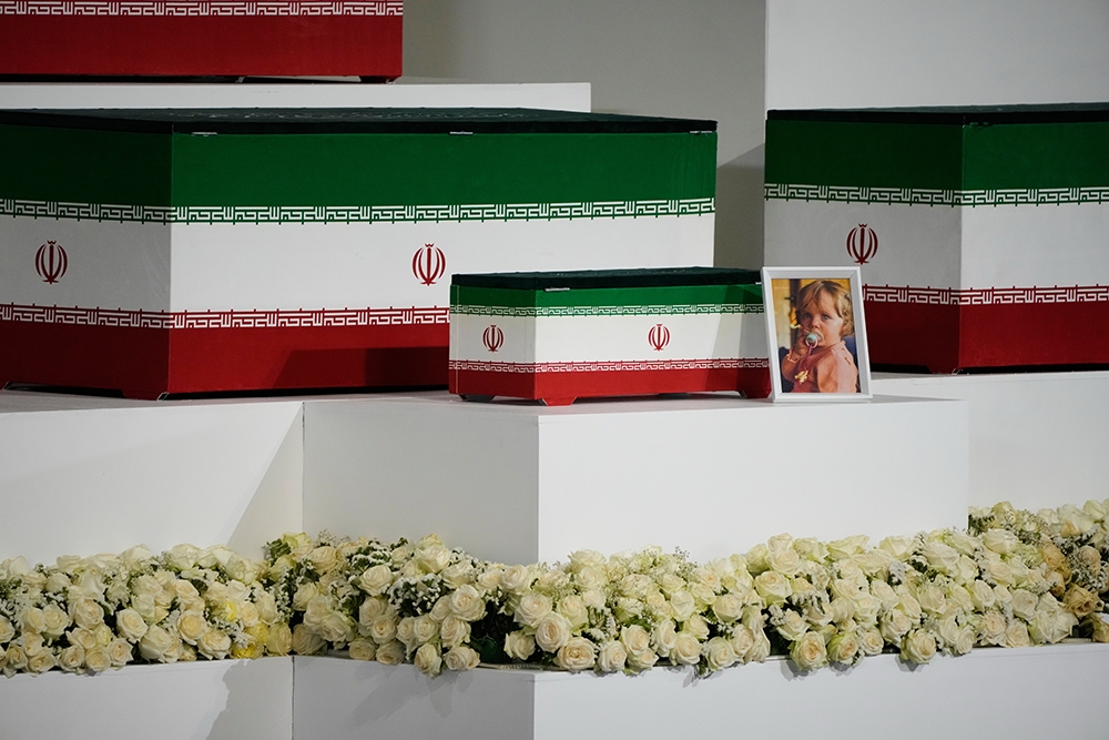 Đại giáo chủ Ali Khamenei đã thiệt mạng trong cuộc không kích chung của Mỹ và Israel tại Tehran vào ngày 28/2/2026. Con gái, con rể, con dâu và cháu gái 14 tháng tuổi của ông, cũng đã thiệt mạng trong vụ tấn công. Ảnh: AP