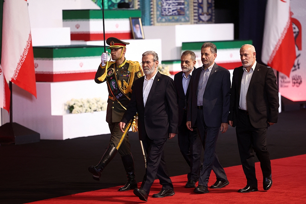 Theo truyền thông Iran, nhiều đoàn đại biểu nước ngoài, các giáo sĩ và đại diện các tổ chức Hồi giáo, phong trào phản chiến và chống chủ nghĩa bá quyền từ một số nước châu Âu như Italy, Hà Lan, Anh, Đan Mạch và Áo đã tới Tehran để tham dự hoặc đưa tin về lễ tang. Ảnh: Reuters