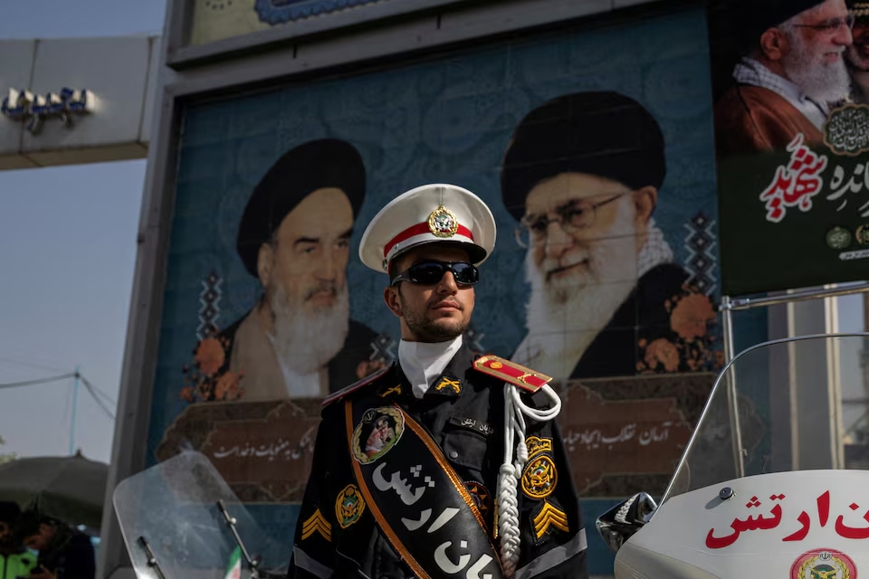 Chính quyền Iran đã huy động đông đảo nhân viên nhà nước, lực lượng cứu hộ, quân đội, trường học và các tổ chức tôn giáo... để phục vụ lễ tang. Nhiều trường học, nhà thờ Hồi giáo và nhà thi đấu đã được chuẩn bị làm nơi lưu trú cho người dân từ các địa phương tới dự. Ảnh: Reuters