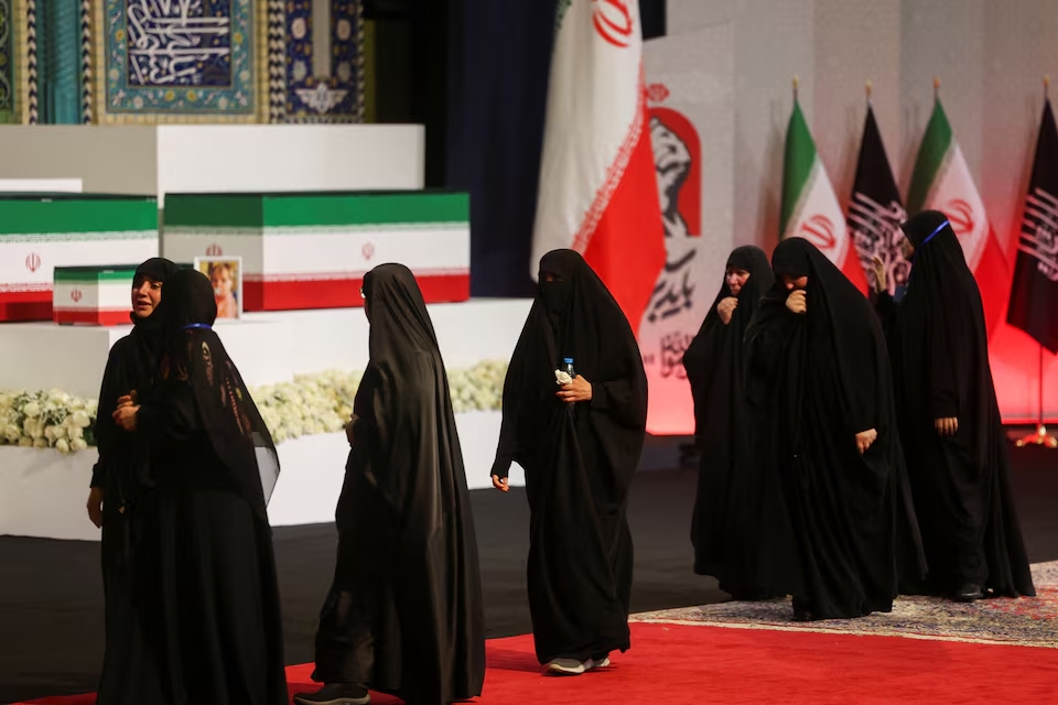Thi hài của Đại giáo chủ Ali Khamenei cùng các thành viên gia đình và những người thiệt mạng trong cùng vụ không kích được đưa tới Grand Mosalla từ sáng sớm và quàn tại chính điện để người dân tới viếng trong hai ngày 3-4/7. Ảnh: Reuters