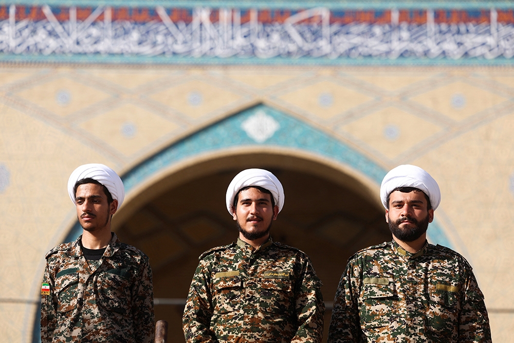 Các thành viên của lực lượng bán quân sự Basij đứng gác bên ngoài Đại thánh đường Imam Khomeini. Ảnh: Reuters