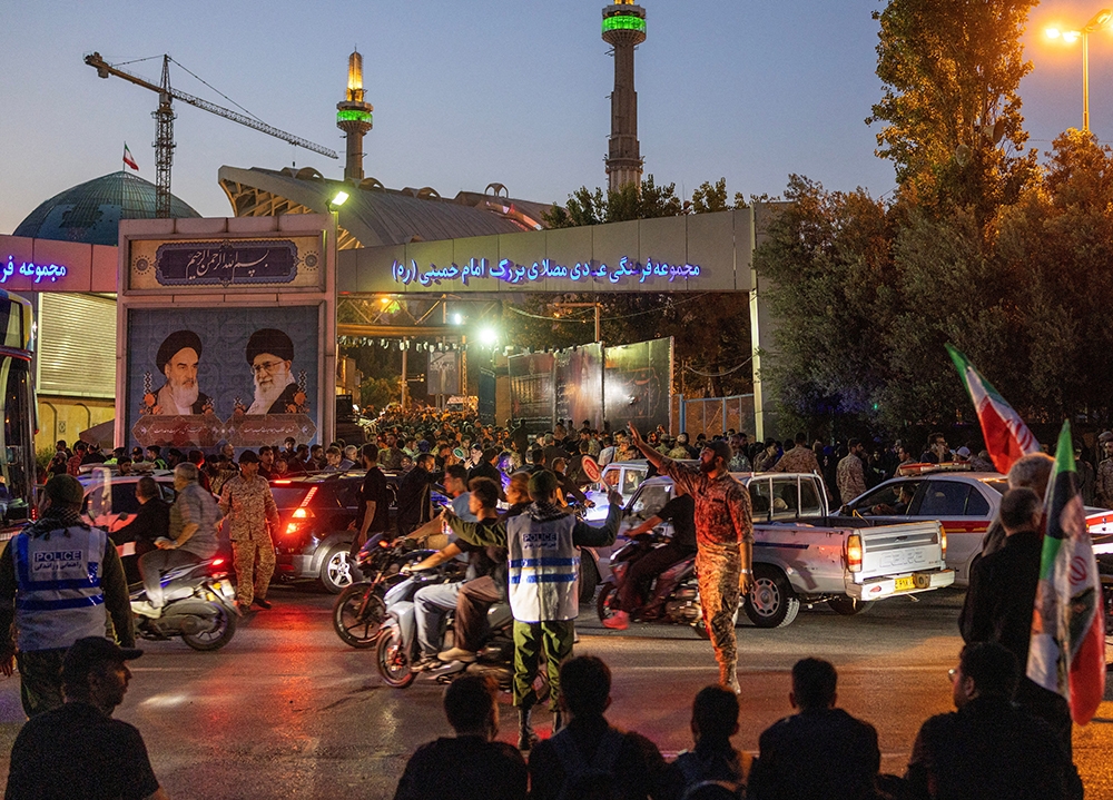 Người dân chờ đợi để vào Đại điện Imam Khomeini, nơi diễn ra lễ tiễn biệt Lãnh tụ tối cao Ali Khamenei. Ảnh: Reuters