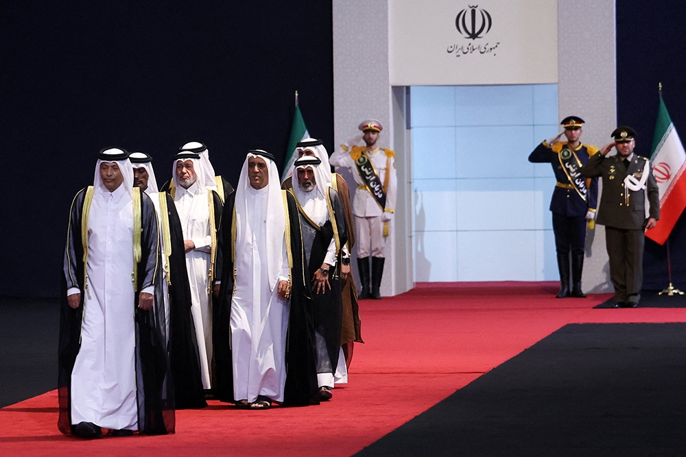 Chủ tịch Hội đồng Shura của Qatar, Hassan bin Abdullah Al Ghanim, cùng với các thành viên của phái đoàn Qatar tham dự lễ tiễn biệt cố Lãnh tụ tối cao Ali Khamenei tại Tehran. Ảnh: Reuters