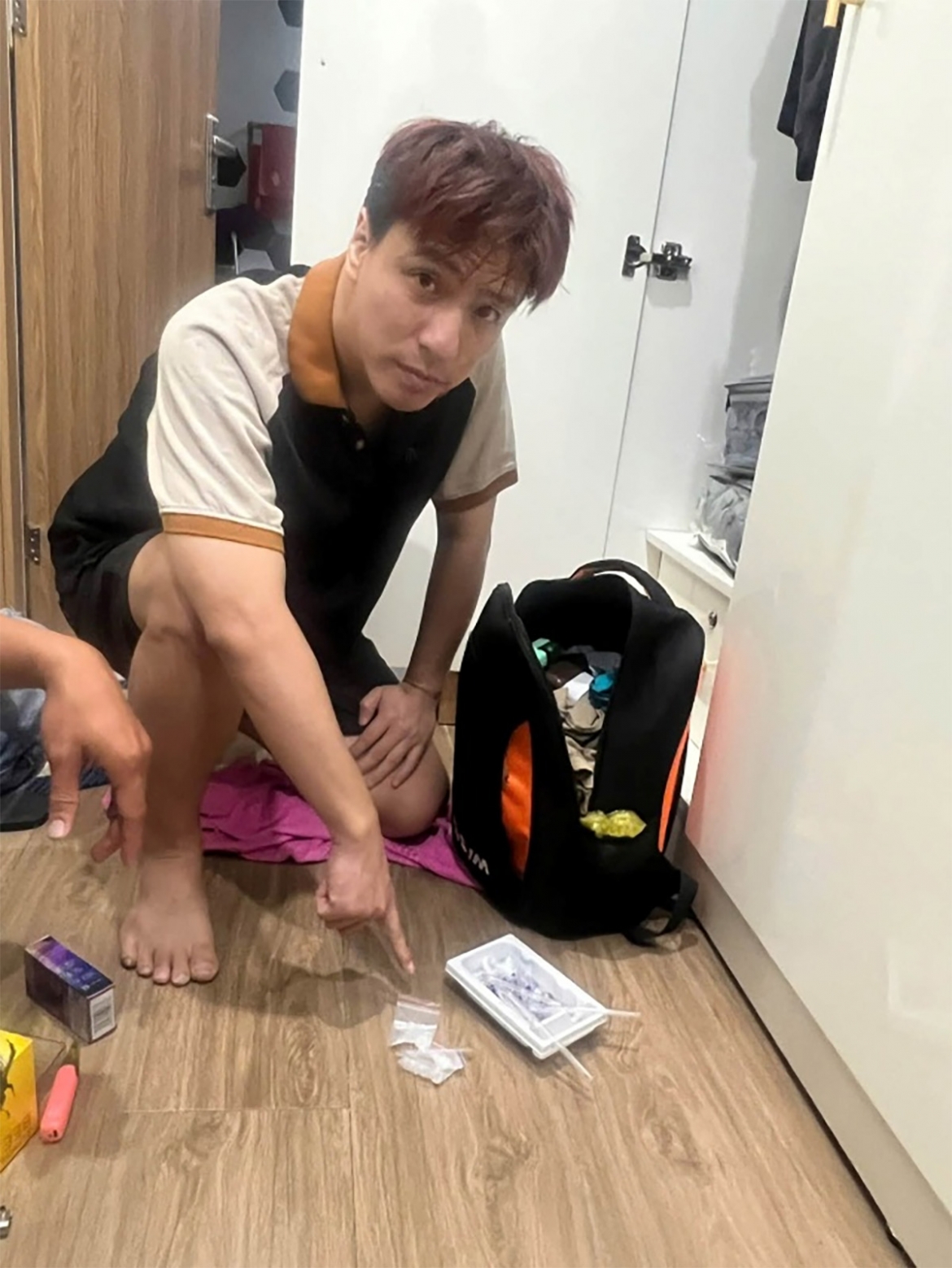 Ca sĩ Tăng Nhật Tuệ bị bắt cùng tang vật. (Ảnh: Công an TP.HCM)