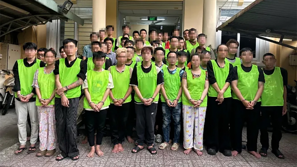 Tăng Nhật Tuệ cùng các đối tượng liên quan tại cơ quan điều tra. (Ảnh: Công an TP.HCM)