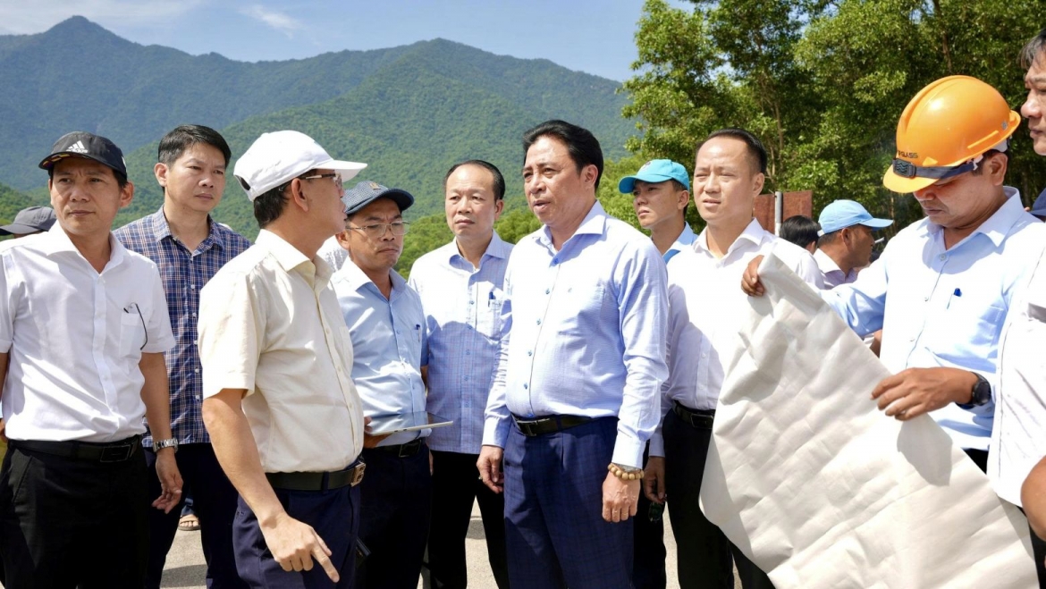 Ông Nguyễn Khắc Toàn (áo dài tay ở giữa), Chủ tịch UBND thành phố Huế kiểm tra các công trình trọng điểm trên đia bàn
