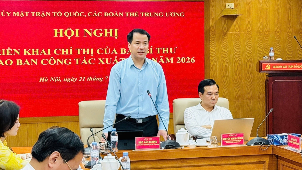 Ông Ngô Văn Cương, Phó Bí thư Đảng ủy MTTQ, các đoàn thể Trung ương phát biểu tại hội nghị.
