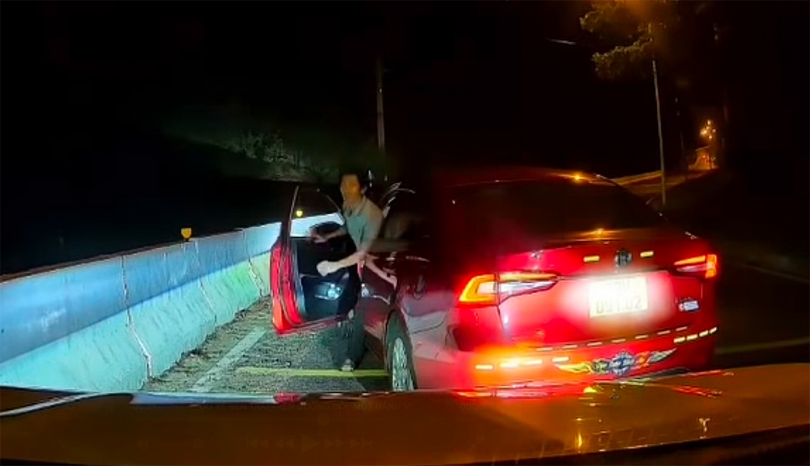 Người điều khiển phương tiện cố tình chặn đầu xe ô tô 