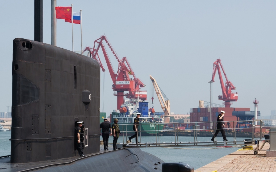 Tàu ngầm Nga Ufa đậu tại cảng Thanh Đảo, Trung Quốc, hôm 6/7. Ảnh: Sputnik.