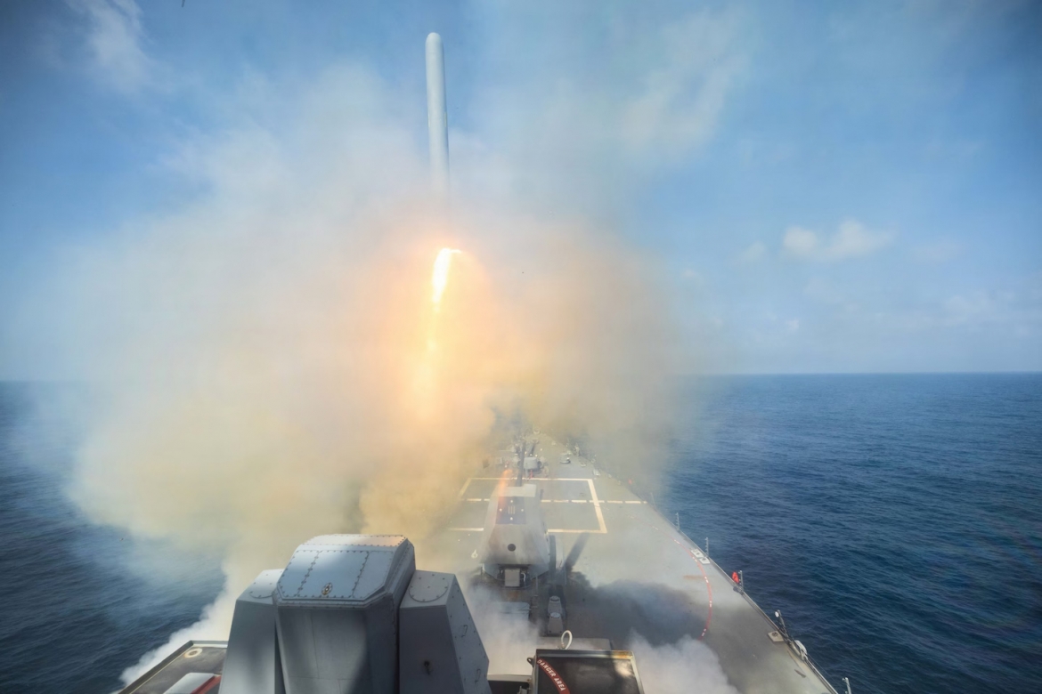 Tàu khu trục mang tên lửa dẫn đường USS Spruance phóng một tên lửa Tomahawk khi Mỹ bắt đầu chiến dịch nhằm vào Iran ngày 28/2/2026. Ảnh: Hải quân Mỹ/Reuters