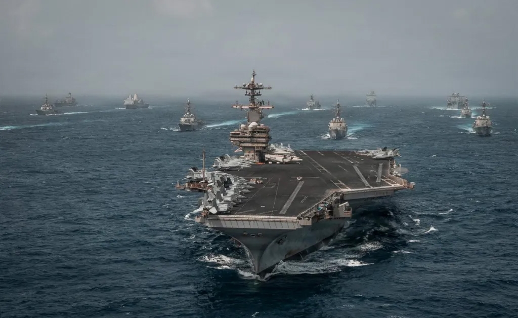 Tàu sân bay USS George H.W. Bush di chuyển theo đội hình cùng 18 tàu chiến khác của Hải quân Mỹ tại Trung Đông. Ảnh: CENTCOM
