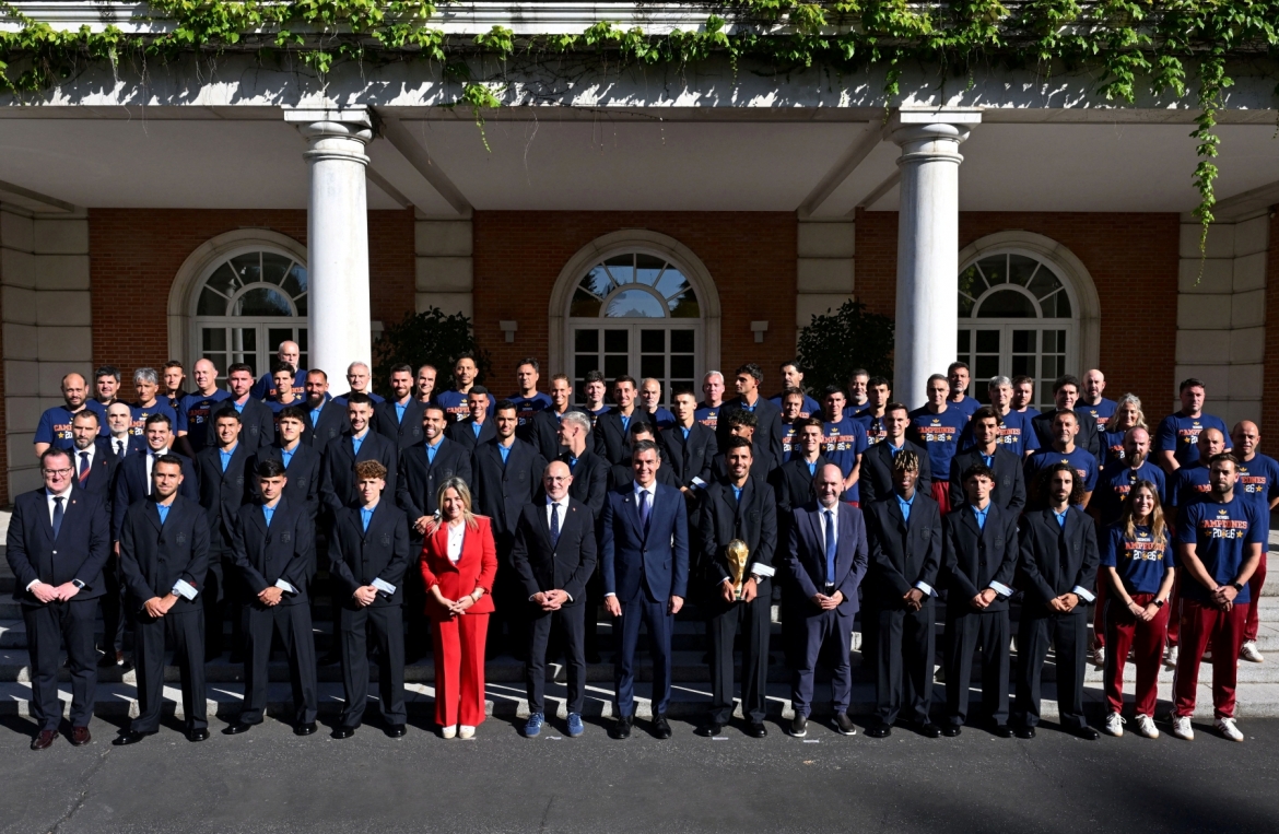 Thầy trò HLV Luis de la Fuente chụp ảnh chung với Thủ tướng Pedro Sanchez.