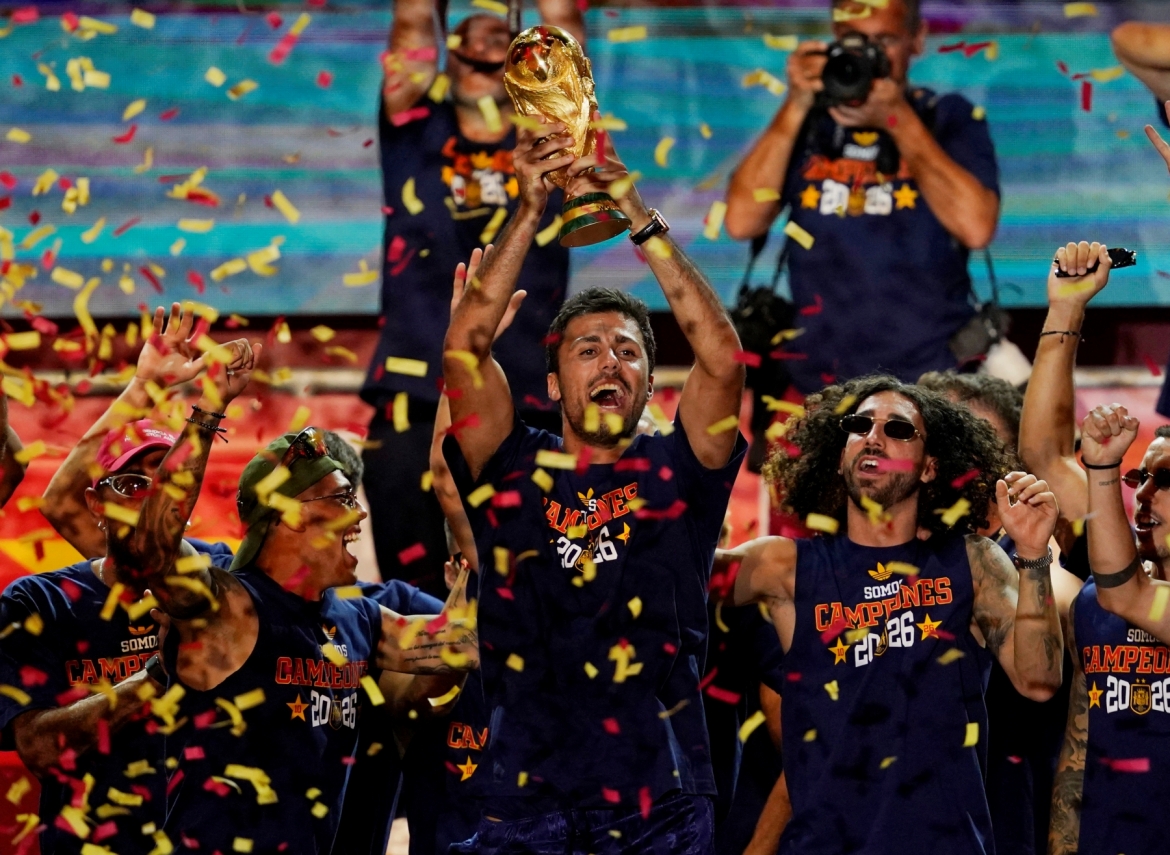 Đội trưởng Rodri giới thiệu chiếc cúp vàng World Cup trong sự phấn khích của toàn đội và người hâm mộ.