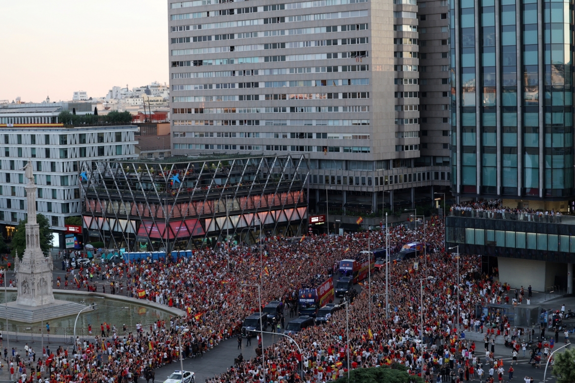 Biển người chào đón ĐT Tây Ban Nha mang chức vô địch World Cup 2026 trở về.
