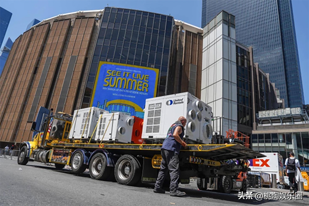 Những chiếc xe chở thiết bị cho sự kiện trước tòa nhà Madison Square Garden (Nguồn: Sohu)