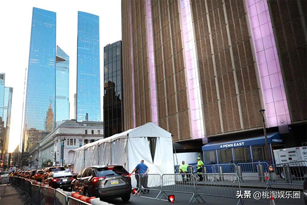 An ninh bền ngoài tòa nhà Madison Square Garden được thắt chặt. (Nguồn: Sohu)