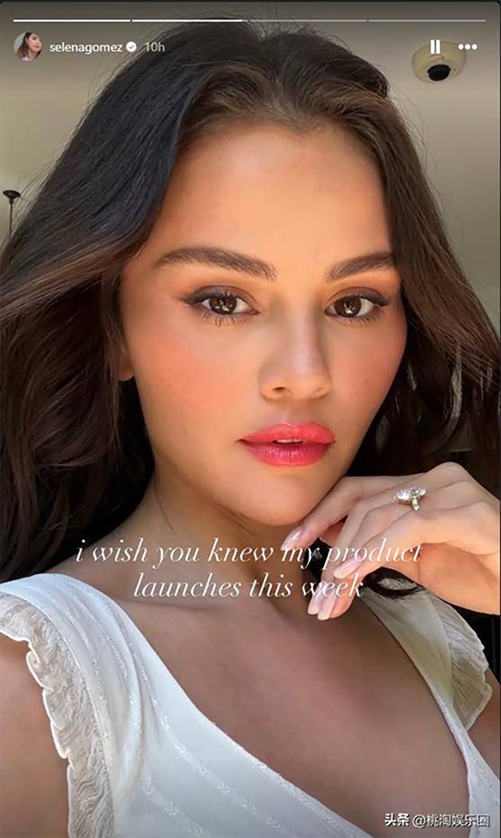 Selena Gomez cũng chia sẻ một bức ảnh tự chụp trên trang mạng xã hội cá nhân. (Nguồn: Sohu)