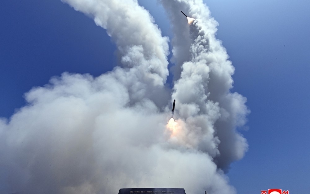 Chiến hạm Kang Kon phóng nhiều tên lửa. Ảnh: KCNA.