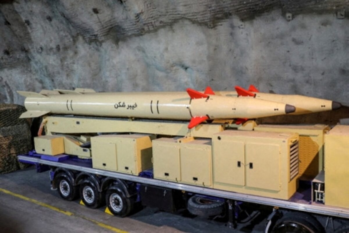 Tên lửa Kheibar Shekan tại một địa điểm không xác định ở Iran. Ảnh: Reuters