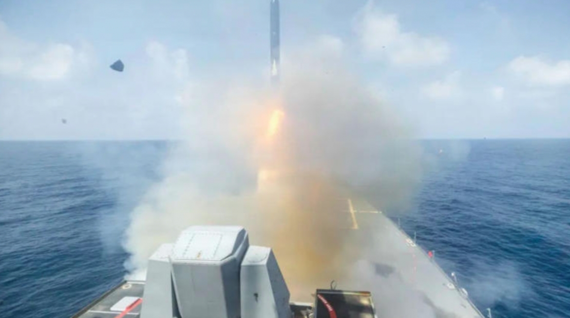 Tàu khu trục mang tên lửa dẫn đường lớp Arleigh Burke USS Spruance (DDG 111) của Mỹ phóng tên lửa Tomahawk. Ảnh: Reuters