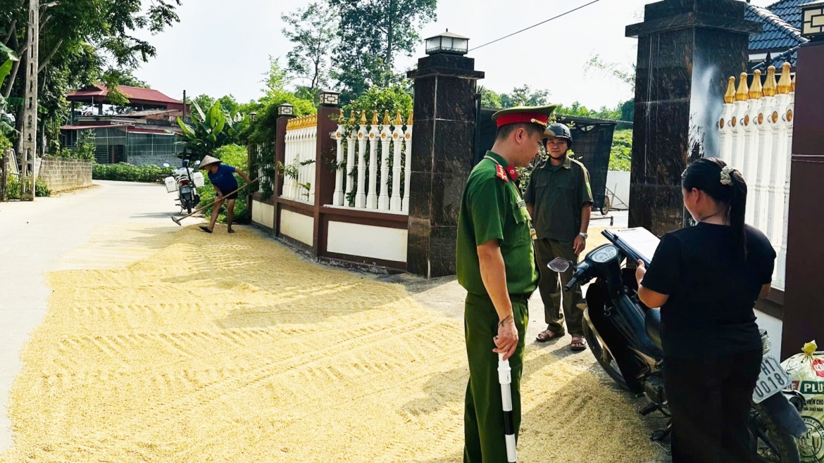 Công an xã nhắc nhở hộ dân lấn chiếm lòng, lề đường