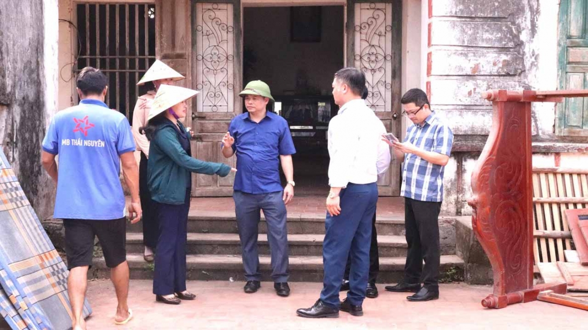 Lãnh đạo xã Phú Bình gặp gỡ, tuyên truyền, vận động người dân bàn giao mặt bằng thực hiện dự án