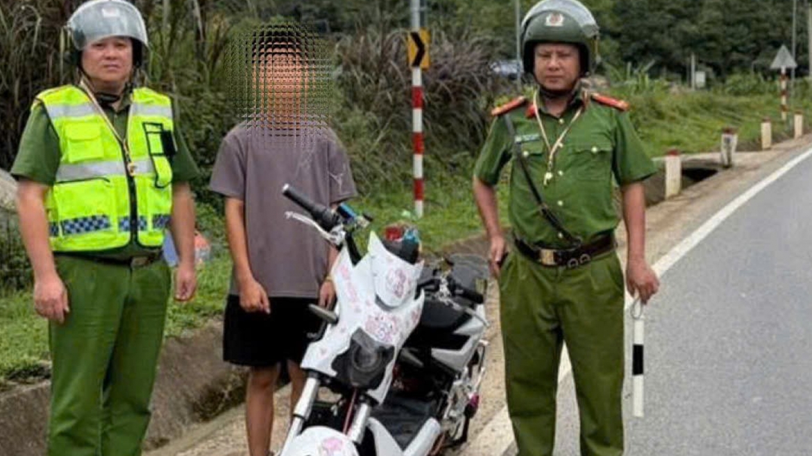Công an xã Côn Minh tuần tra, xử lý các trường hợp vi phạm trật tự an toàn giao thông.