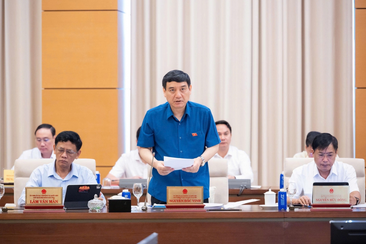Chủ nhiệm Ủy ban Văn hóa và Xã hội Nguyễn Đắc Vinh báo cáo thẩm tra sơ bộ.