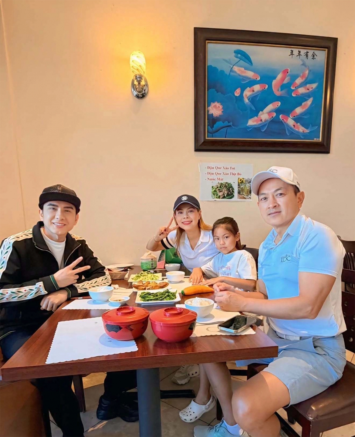 Gia đình Thanh Thảo đưa Đan Trường đi ăn cơm Việt Nam khi hội ngộ tại California, Mỹ - nơi “búp bê” định cư nhiều năm nay.