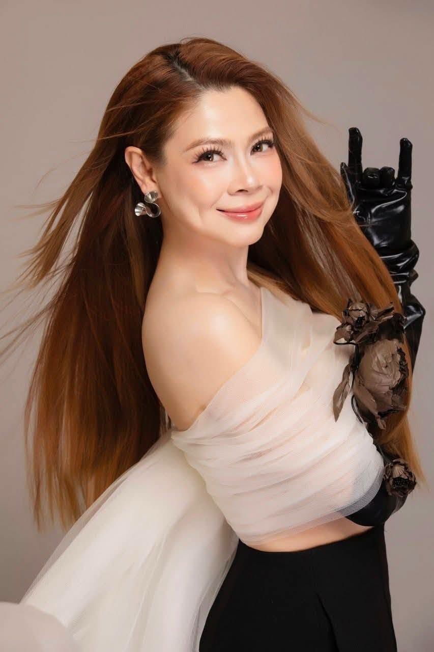 Ca sĩ Thanh Thảo khoe vẻ ngoài sang trọng, cuốn hút trong bộ ảnh mới. Nữ ca sĩ gửi lời chào người hâm mộ với dòng trạng thái: "Gửi chút 'thần thái' quý cô cho ngày hôm nay thêm phần ngọt ngào nha cả nhà ơi!". Nhan sắc trẻ trung cùng phong cách thanh lịch của Thanh Thảo nhận nhiều lời khen từ khán giả (Ảnh: FBNV).