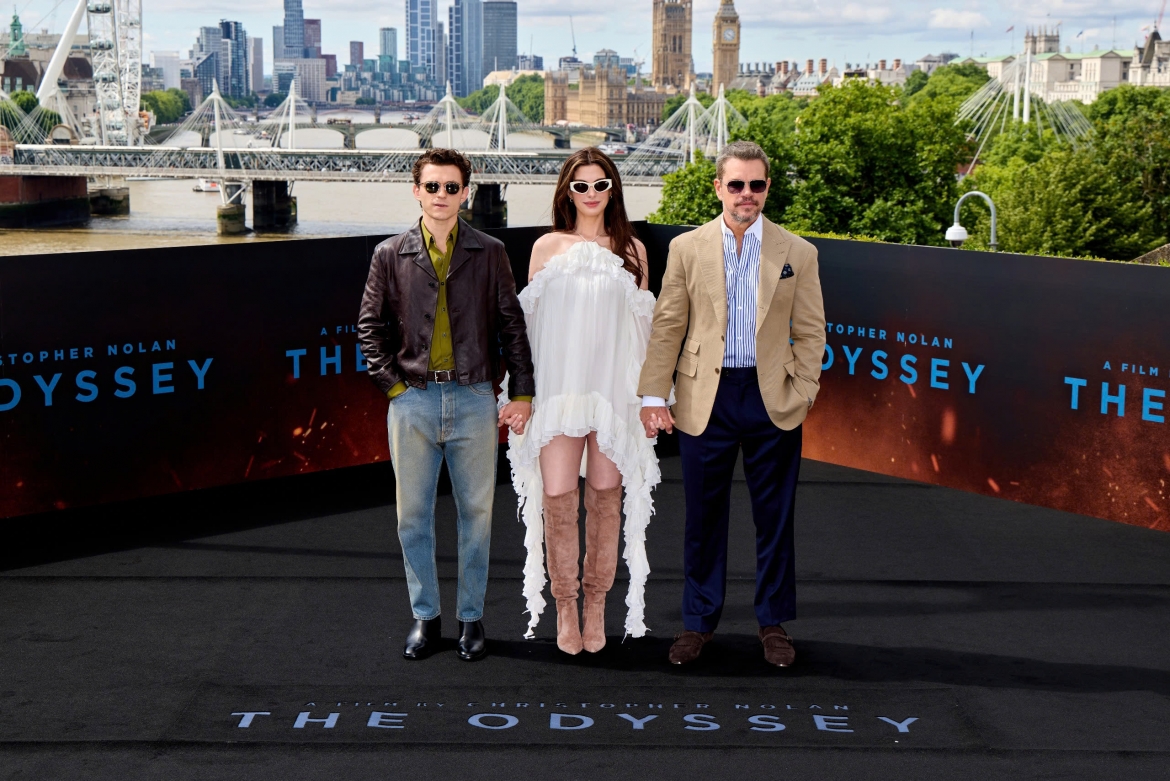 Ngoài đời, Anne Hathaway có hai con trai là Jonathan (10 tuổi) và Jack (6 tuổi) với chồng Adam Shulman. Hôm 19/6, nữ diễn viên xác nhận cô đang mang thai con thứ ba. Buổi ra mắt The Odyssey diễn ra chỉ hơn hai tuần sau khi Hathaway công bố tin vui. Đây cũng là một trong ba dự án điện ảnh cô tham gia trong năm 2026, bên cạnh Mother Mary và The Devil Wears Prada 2.