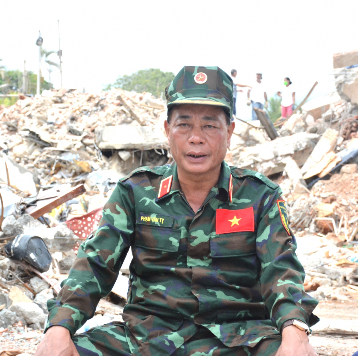 Thiếu tướng Phạm Văn Tỵ, Phó cục trưởng Cục Cứu hộ - Cứu nạn, Bộ Tổng Tham mưu Quân đội nhân dân Việt Nam tại hiện trường.