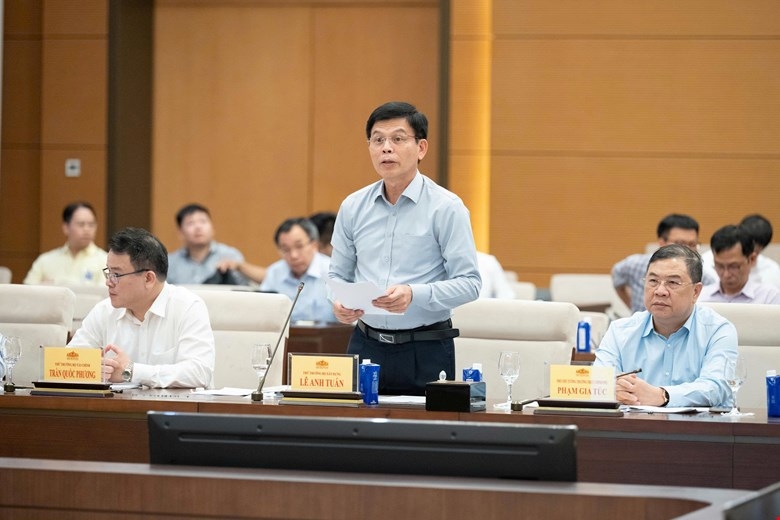 Thứ trưởng Bộ Xây dựng Lê Anh Tuấn trình bày tờ trình tóm tắt.