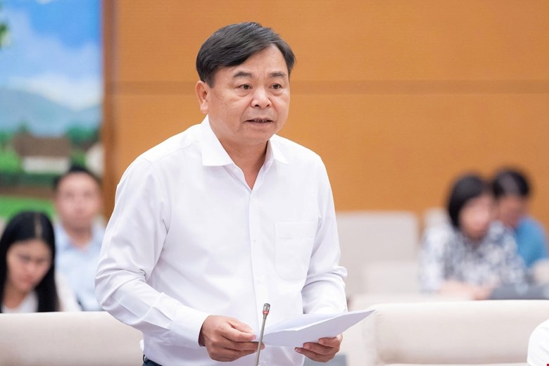 Thứ trưởng Bộ Nông nghiệp và Môi trường Nguyễn Hoàng Hiệp trình bày tờ trình.