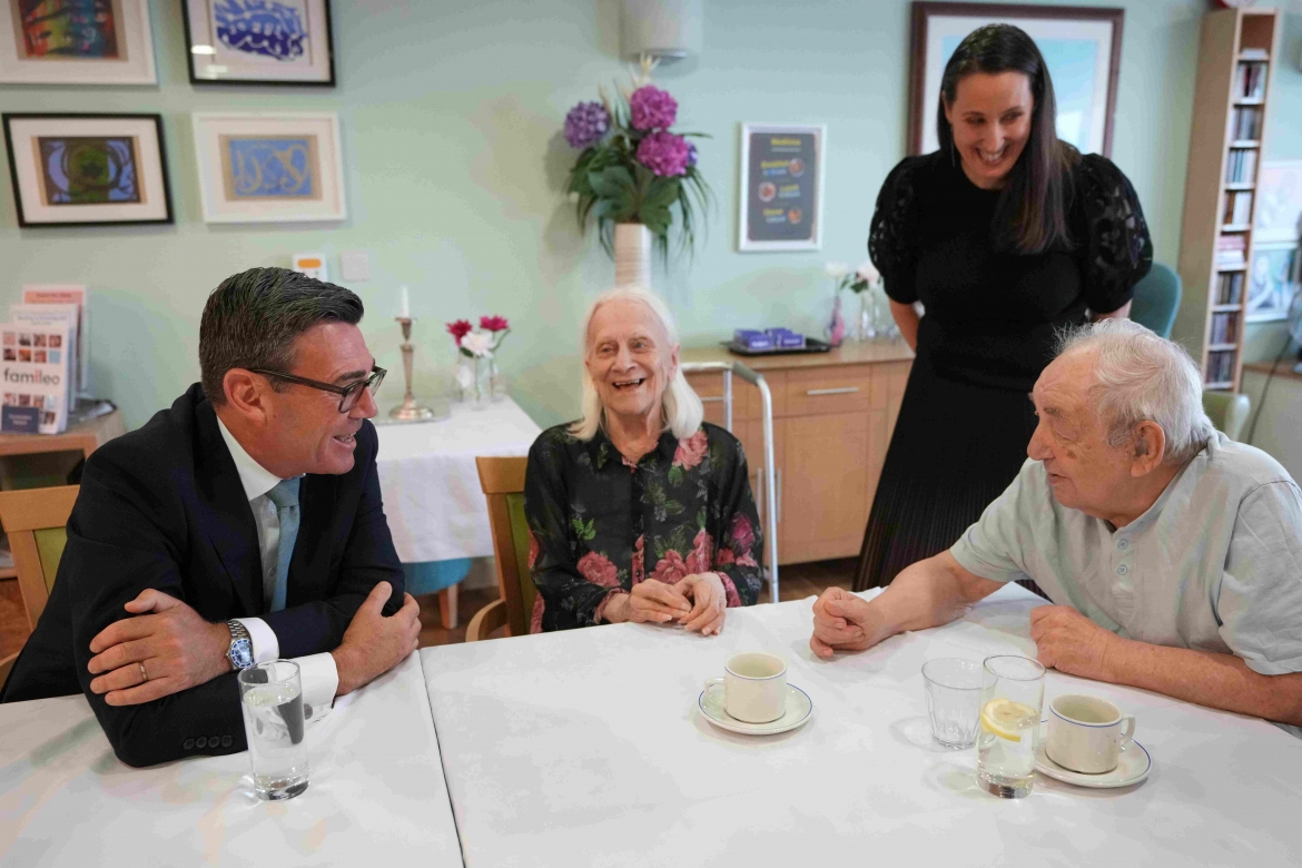 Thủ tướng Anh Andy Burnham thăm một viện dưỡng lão ở London ngày 29/7 (Ảnh: AP)