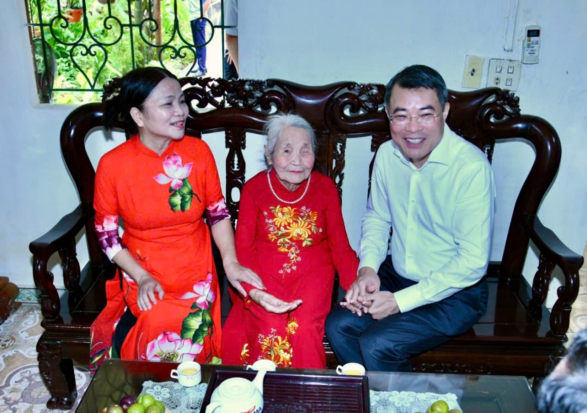 Thủ tướng Lê Minh Hưng thăm hỏi, tặng quà hộ gia đình bà Trần Thị Vinh