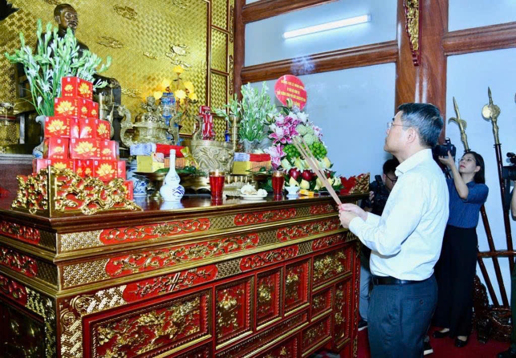 Thủ tướng Lê Minh Hưng thực hiện nghi lễ dâng hương, dâng hoa