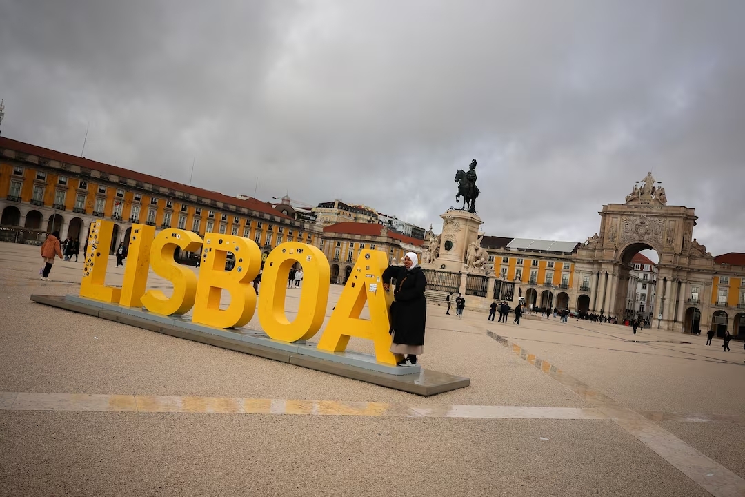 Thủ đô Lisbon và các vùng lân cận đang trải qua bầu không khí ngột ngạt như chảo lửa. (Ảnh: Reuters)